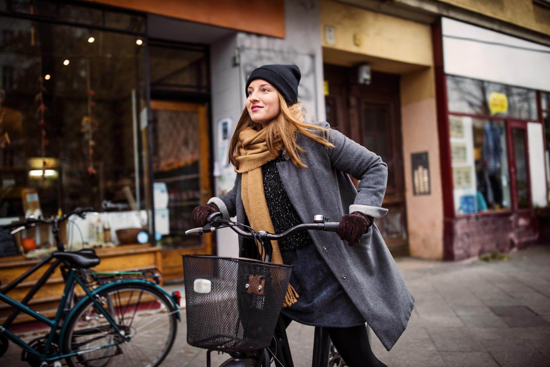 JobRadlerin im Winter in der Stadt